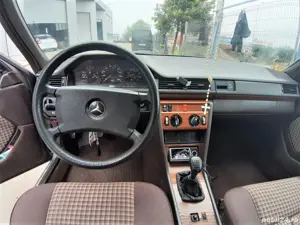 Mercedes W124 250D Retromobil - imagine 3