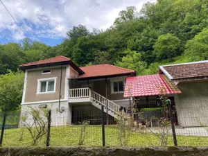 Vând casă si teren cu suprafață de 6523m