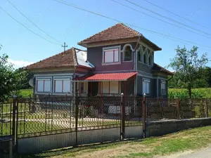 Vand casa cu etaj, dependinte si anexe gospodaresti