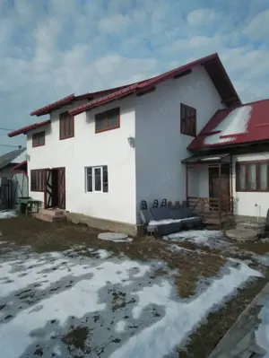Vând casă în comuna Malini din județul Suceava strada Boboc este la strada principală.  - imagine 3