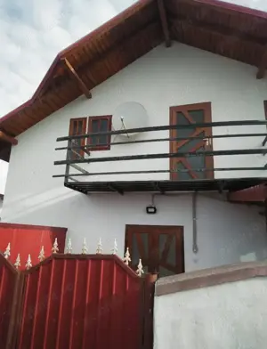 Vând casă în comuna Malini din județul Suceava strada Boboc este la strada principală. 