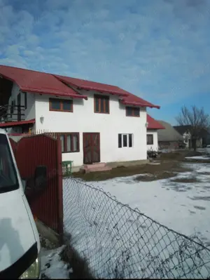 Vând casă în comuna Malini din județul Suceava strada Boboc este la strada principală.  - imagine 4