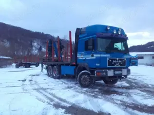 Camion transport bușteni cu macara hidraulică