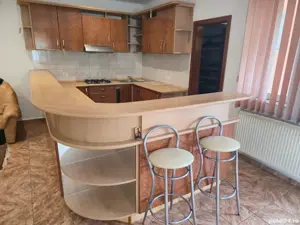 Bucatarie deschisă mare, cu loc luat masa si bar