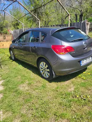 Vând Opel astra j