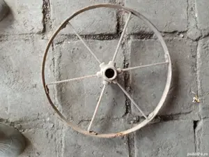 roata vechecaruta din fier.