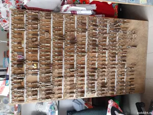 vand panou + brelocuri cu nume din lemn 