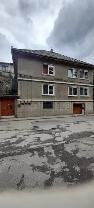 Vind casa cu etaj in centru Resita