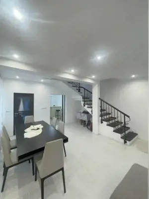 Duplex de vanzare, cu 8 camere, 300 mp, zona centrala - imagine 2