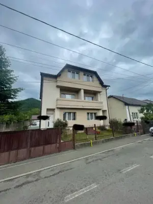 Duplex de vanzare, cu 8 camere, 300 mp, zona centrala