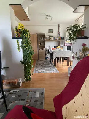 Casa de vânzare la curte cu mult spațiu verde si zona liniștită  - imagine 2