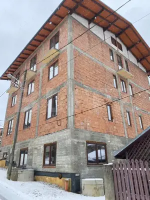 Pensiune la roșu de vanzare, 18 camere, 726 mp, zona Vatra Dornei