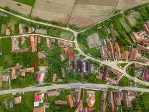 Casă spatioasa cu anexe si gradina in localitatea Ungra/Brasov - imagine 17