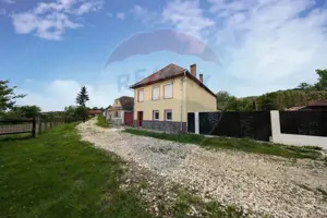 Casă spatioasa cu anexe si gradina in localitatea Ungra/Brasov