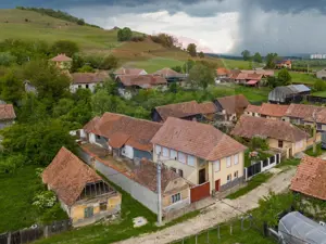 Casă spatioasa cu anexe si gradina in localitatea Ungra/Brasov - imagine 12