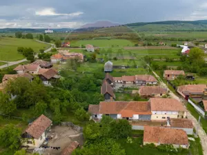 Casă spatioasa cu anexe si gradina in localitatea Ungra/Brasov - imagine 13