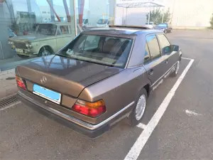 Mercedes W124 250D Retromobil - imagine 10