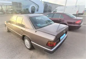 Mercedes W124 250D Retromobil - imagine 9