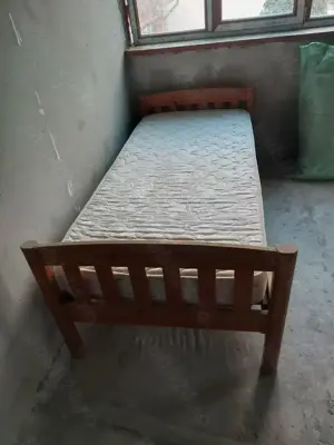 Vand pat cu cadru de lemn 