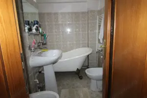 Apartament 3 camere, decomandat, etaj 3, strada 23 August - imagine 8