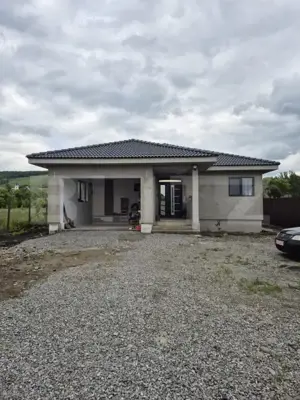 Casa noua cu 4 camere de vanzare in Ernei, 14 ari teren!