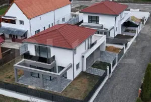 Casă individuală modernă, cu garaj, la intrare în Chinteni
