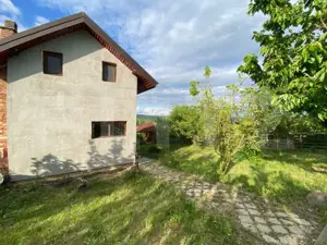 Căsuță cochetă cu panoramă superbă asupra satului Câmpenești și a lacurilor