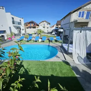 închiriez Casa  Vila de lux cu Piscină in Fantanele Arad