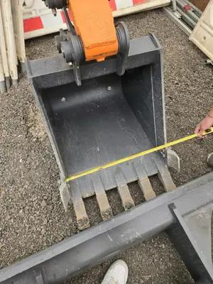 Excavator Develon - imagine 4