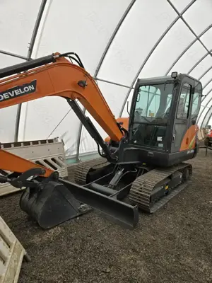 Excavator Develon - imagine 2