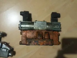 Distribuitor hidraulic cu dubla comanda ,bobina la 24 v.