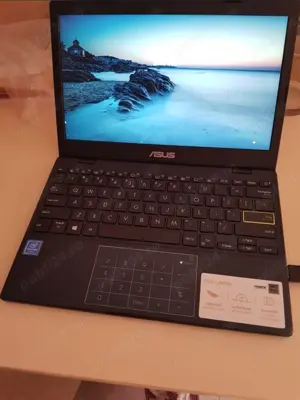 Laptop ultraportabil Asus E210MA