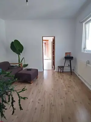 Vand casa la curte comuna - 2 camere, zona centrala - imagine 6