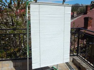 Jaluzea metalica alba dimensiuni 115 x 80 cm anii 1990