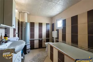 FILM! Pe 1.200mp teren+rezidenta cu gradina inflorata,aproape de Targu Secuiesc:Belani - imagine 18