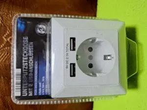 Priză încastrată, cu impamantare,   cu 2 porturi USB