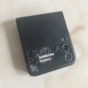 Vând Samsung Galaxy Flip (spart, pentru piese sau reparat) [poze reale]
