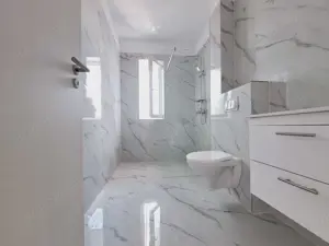 Aproape de Hotel IQ. Etajul 1. Model cu 2 balcoane. - imagine 8