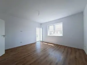 Decomandat.Bucatarie inchisa.Etaj 1.58 mp utili!