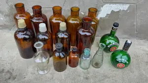 Sticle maro- albe  si vaze de colectie