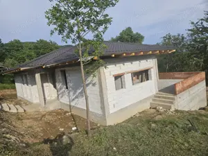 Casa la rosu in cicarlau - imagine 4