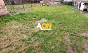 Teren intravilan cu casa, 1173 mp, la asfalt, zona Cetate