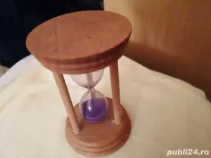 Clepsidră cu nisip fin lila incrustrata în lemn