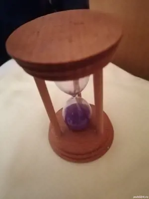 Clepsidră încadrată în lemn 