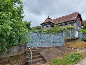 PF vand casa in loc. Moldovenesti, teren 1053mp