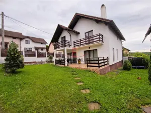 Vila frumoasa cu 4 camere,3 bai,curte individuala,,Corunca