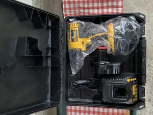 Mașina de găurit infiletat DeWalt