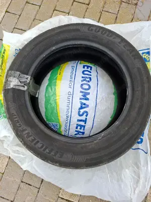 Vand 4 anvelope vara good year efficient grip R 17