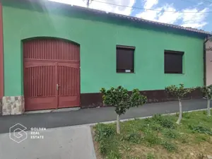 Casa din caramida in centrul Lipovei, 880 teren