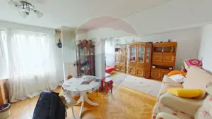 Apartament cu 3 camere de vânzare Str. 1 Mai